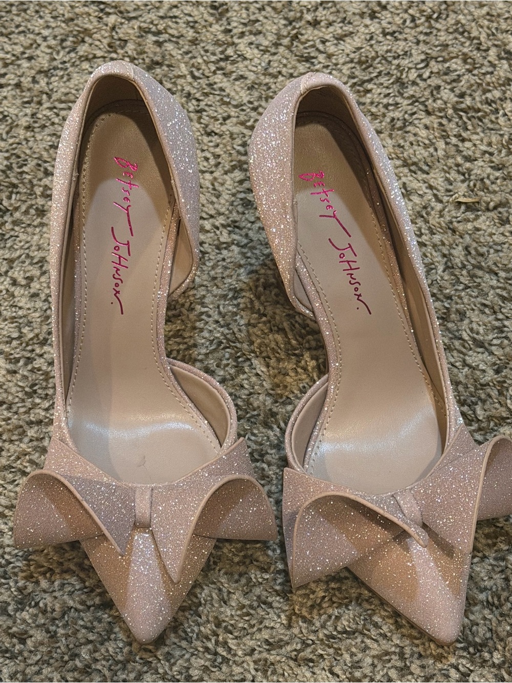 Betsey Johnson Pink Glitter Pointed Bow pumps